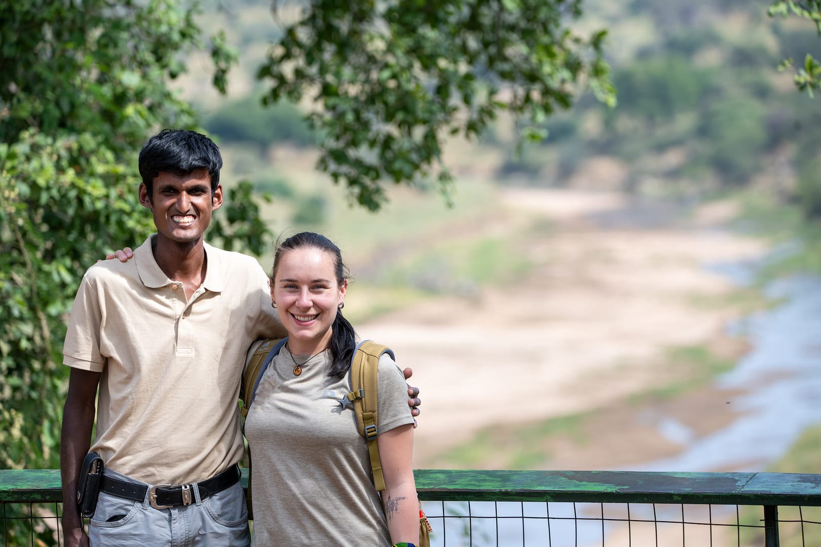 Freundschaftliche Momente zwischen Gästen und Guides auf einer Luxus Safari in Tansania.
