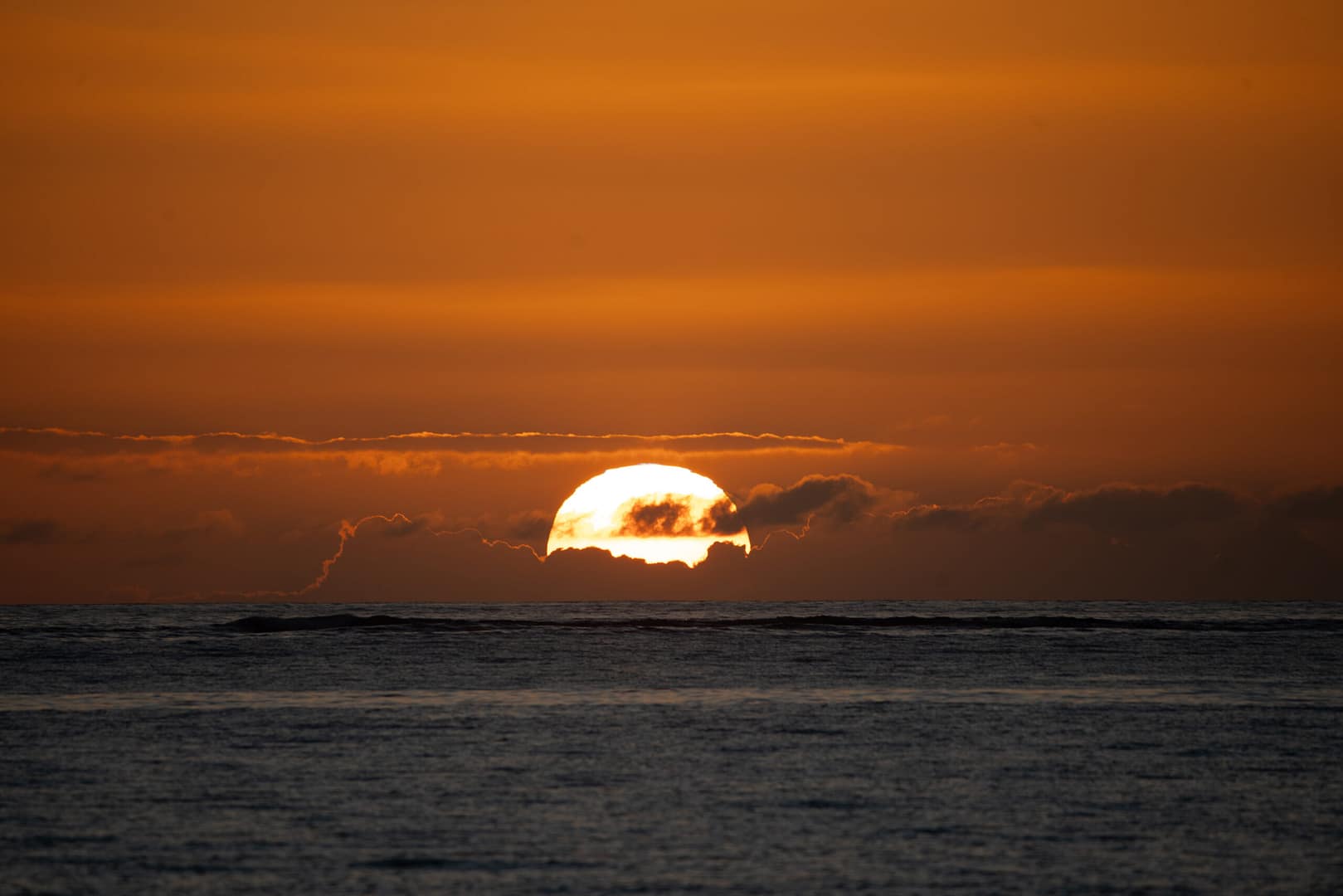 Ein spektakulärer Sonnenuntergang über dem Indischen Ozean, der perfekte Abschluss einer Luxus Safari in Tansania.