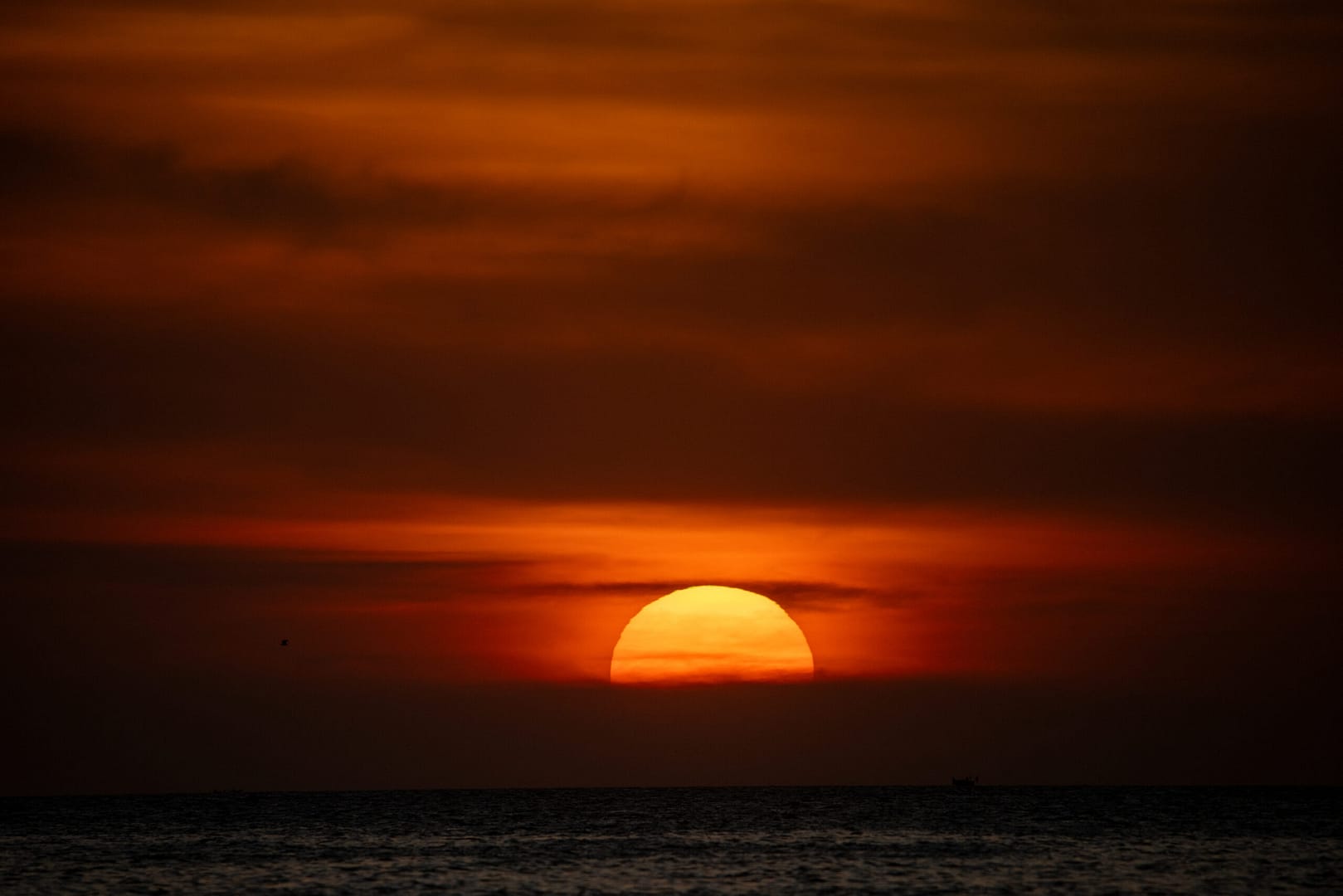 Ein atemberaubender Sonnenuntergang über dem Indischen Ozean, ein magischer Abschluss Ihrer Luxus Safari in Tansania.